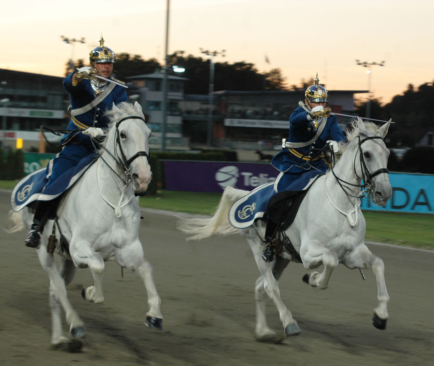 Ett par från Beridna högvakten i full kavallerichock med nu pensionerade altkradruberna Nils och Raul med Mats Holmstedt och Victor Victor på ryggarna. Foto; A.Lindblom